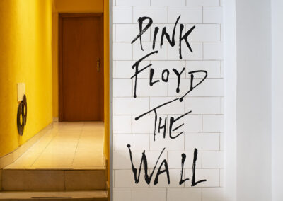 Red And Blues - Music Hotel Genova - Pink Floyd The Wall